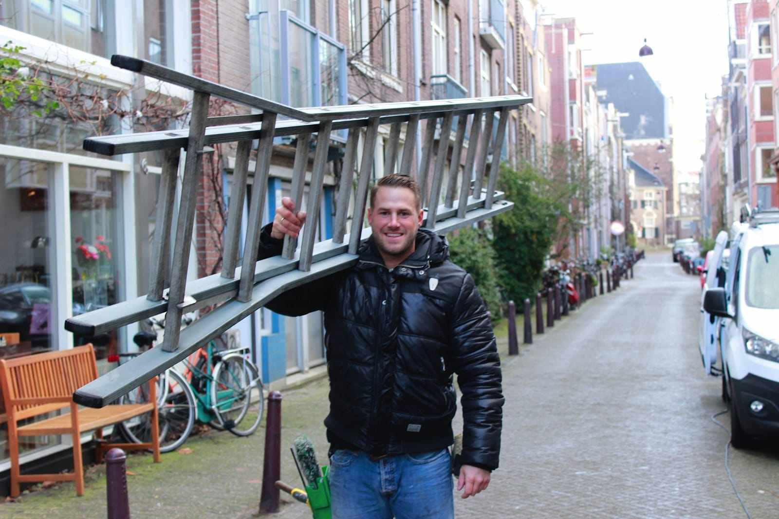 Boy Bolderman, eigenaar, met ladders in een Amsterdamse straat